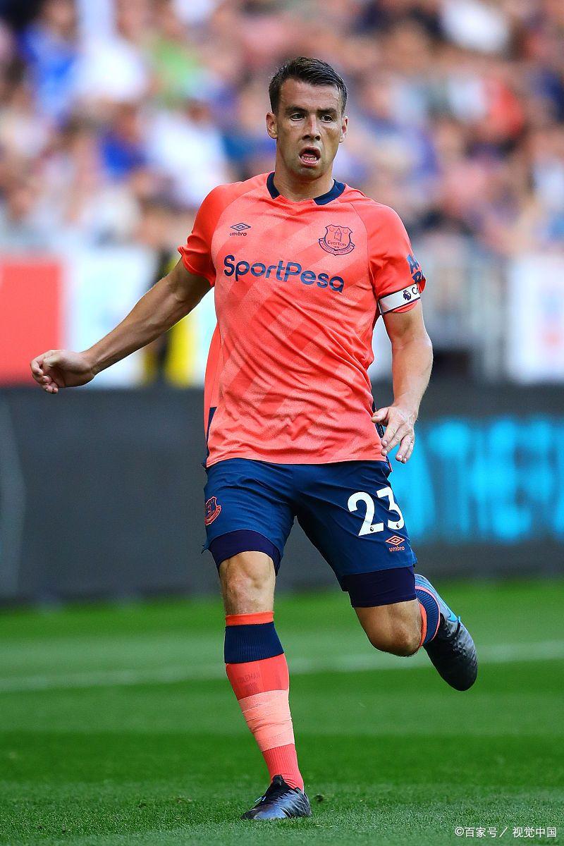 关键时刻荷甲焦点战，纽卡斯尔调整名单，引发热议，赛程密集仍需轮换