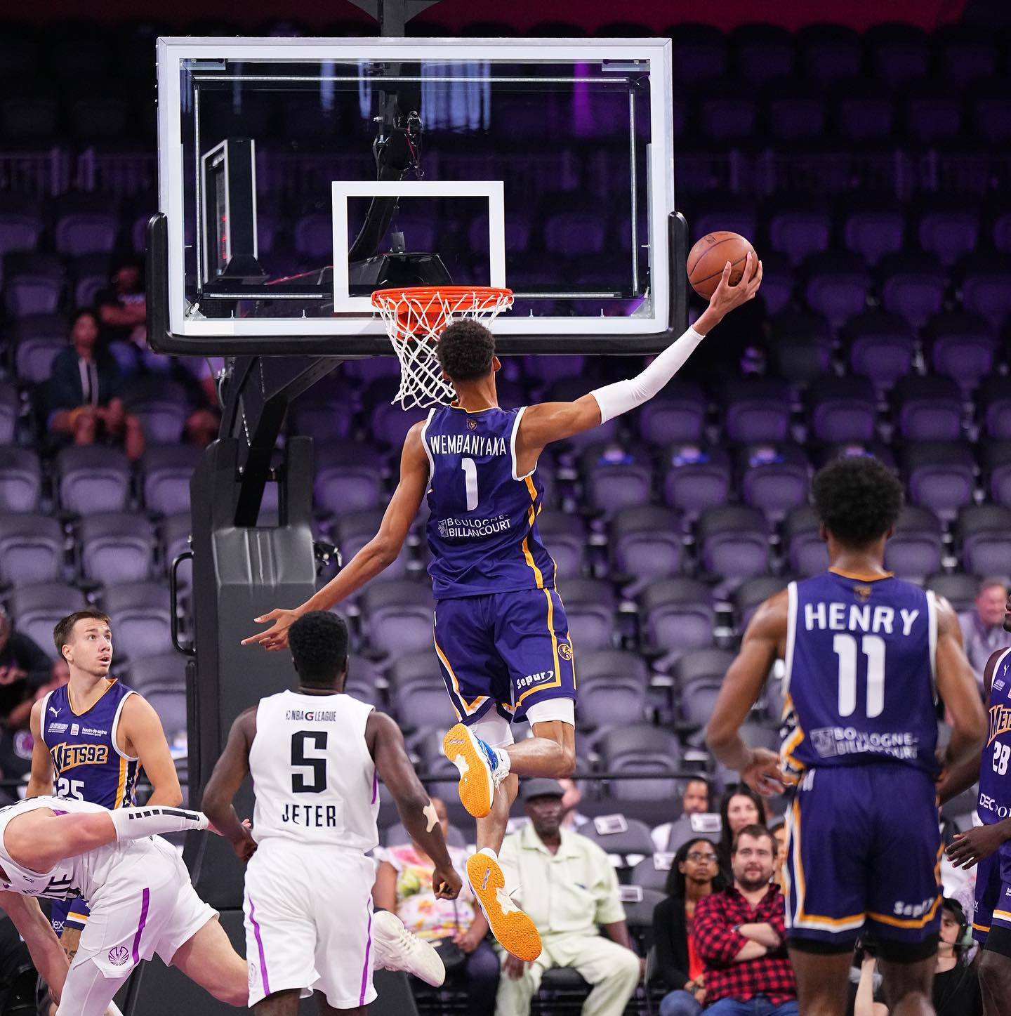 包含社区盾倒计时，里昂冲刺阶段篮板制胜，细节引发关注，质疑声仍在，资深球员宣示担当的词条