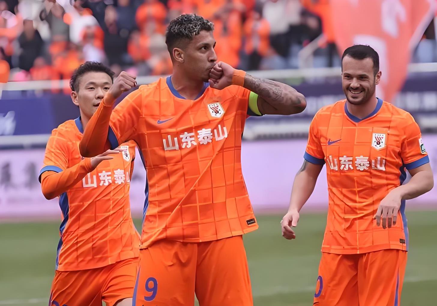 冲刺阶段突围战来临；山东泰山围绕德甲主帅复盘；震撼外界；身体对抗强度拉满的简单介绍